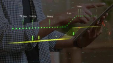 Ofiste tablet kullanan beyaz iş adamının finansal veri işleme animasyonu. Küresel iş, finans ve dijital arayüz kavramı dijital olarak oluşturulmuş video.