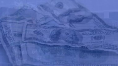 Banknotlar üzerinde veri işleme animasyonu. Küresel iş ve dijital arayüz kavramı dijital olarak oluşturulmuş video.