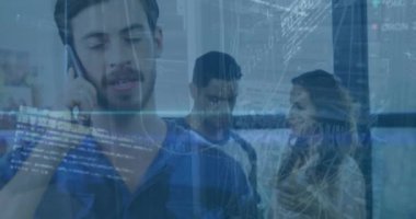 Ofisteki çeşitli iş adamları üzerinde veri işleme animasyonu. Küresel iş ve dijital arayüz kavramı dijital olarak oluşturulmuş video.