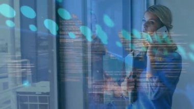 Kafkas iş kadınının akıllı telefondan konuştuğu veri işleme animasyonu. küresel iş ve dijital arayüz kavramı dijital olarak oluşturulmuş video.