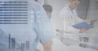 Telefon kulaklığı takan iş adamlarıyla ilgili istatistik ve veri işleme animasyonları. Küresel bağlantılar iş teknolojisi ve ağ konsepti dijital olarak oluşturulmuş video.