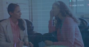 Ofiste tartışan iki farklı iş kadınının borsa veri işleme animasyonu. Küresel ekonomi ve iş veri teknolojisi kavramı