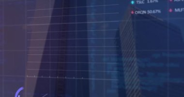 Şehir manzarası üzerinde veri işleme animasyonu. küresel iş ve dijital arayüz kavramı dijital olarak oluşturulmuş video.