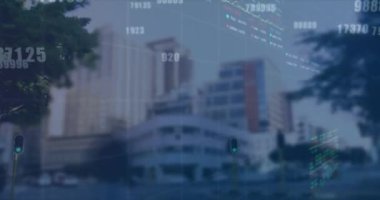 Şehir manzarası üzerinde finansal veri işleme animasyonu. küresel iş, finans ve dijital arayüz kavramı dijital olarak oluşturulmuş video.