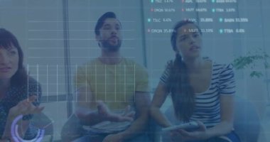 Bir dizüstü bilgisayar üzerinde tartışan bir grup meslektaşın borsa veri işleme animasyonu. Küresel ekonomi ve iş teknolojisi kavramı