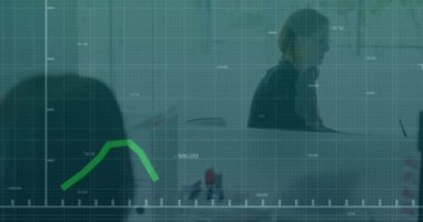 Ofiste tartışan iki farklı bayan meslektaşın istatistiksel veri işleme animasyonu. Küresel ekonomi ve iş teknolojisi kavramı