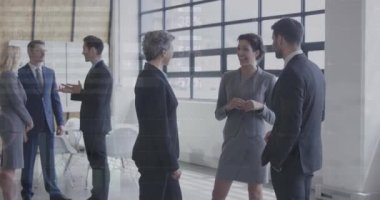 Ofisteki çeşitli iş adamları üzerinde finansal veri işleme animasyonu. Küresel iş, finans, bilgisayar ve veri işleme kavramı dijital olarak oluşturulmuş video.