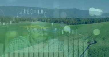 Manzara üzerinde veri işleme animasyonu. küresel iş ve dijital arayüz kavramı dijital olarak oluşturulmuş video.