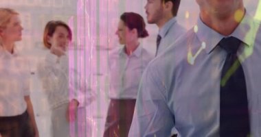 Ofisteki çeşitli iş adamları üzerinde finansal veri işleme animasyonu. Küresel iş, finans, bilgisayar ve veri işleme kavramı dijital olarak oluşturulmuş video.