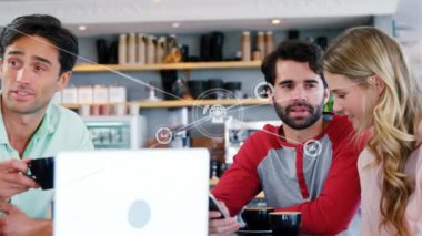 Ofisteki çeşitli iş adamlarıyla olan bağlantıların animasyonu. Küresel iş ve dijital arayüz kavramı dijital olarak oluşturulmuş video.