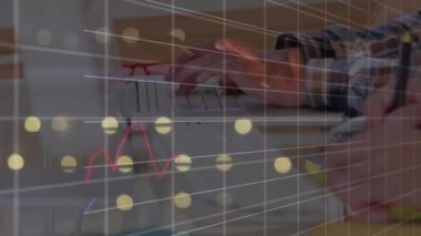 Ofisteki bilgisayarları kullanan çeşitli iş adamlarının finansal veri işleme animasyonları. Küresel iş, finans ve dijital arayüz kavramı dijital olarak oluşturulmuş video.