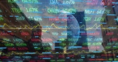 Yüksek binalara karşı dünya çapında finansal ve borsa veri işleme animasyonları. Küresel ekonomi ve iş teknolojisi kavramı