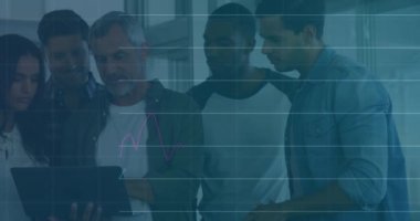 Ofisteki çeşitli iş adamları üzerinde veri işleme animasyonu. Küresel iş ve dijital arayüz kavramı dijital olarak oluşturulmuş video.