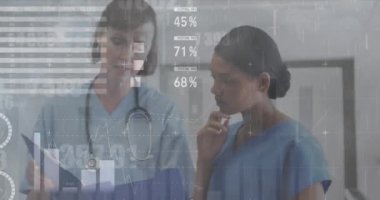 Çeşitli doktorların konuştuğu veri işleme animasyonu. Küresel tıp ve dijital arayüz kavramı dijital olarak oluşturulmuş video.