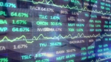 Ofisteki çeşitli iş adamları üzerinde finansal veri işleme animasyonu. Küresel iş, finans, bilgisayar ve veri işleme kavramı dijital olarak oluşturulmuş video.