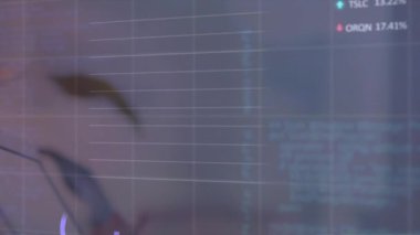 Ofis üzerinde finansal veri işleme animasyonu. Küresel iş, finans ve dijital arayüz kavramı dijital olarak oluşturulmuş video.