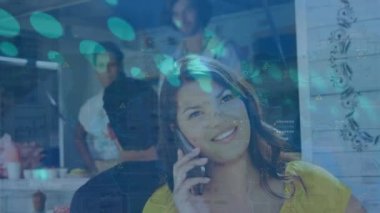 Ofisteki çeşitli iş adamları üzerinde veri işleme animasyonu. Küresel iş ve dijital arayüz kavramı dijital olarak oluşturulmuş video.