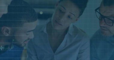 Ofiste birlikte tartışan çeşitli iş adamları üzerinde finansal veri işleme animasyonu. Küresel ekonomi ve iş teknolojisi kavramı