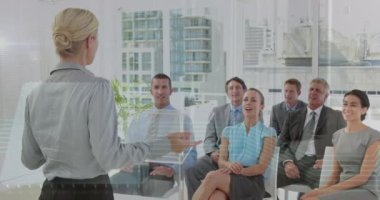 Bir iş kadını konferans sırasında bir soru sorar. Küresel bağlantılar iş dünyası dijital arayüz teknolojisi ve dijital olarak oluşturulan ağ konsepti.