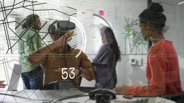 Ofiste video kulaklık takan iki ırklı bir adamın veri işleme arayüzünün animasyonu. Bilgisayar arayüzü ve gelecekteki iş teknolojisi kavramı