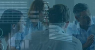 Kafkasyalı kıdemli bir adamın ofisteki meslektaşlarıyla konuşmasının veri işleme animasyonu. İş veri teknolojisi kavramı