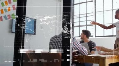 Afro-Amerikan bir kadının ofisinde sunum yapması üzerine veri işleme animasyonu. İş veri teknolojisi kavramı