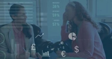 Ofiste tartışan iki farklı iş kadınının istatistiksel veri işleme animasyonu. İş veri teknolojisi kavramı