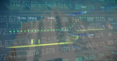 Yüksek binaların düşük açılı görüntüsüne karşı istatistiksel ve borsa veri işleme animasyonu. Küresel ekonomi ve iş teknolojisi kavramı