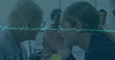 Kafkasyalı iş kadını hakkında veri işleme animasyonu başka bir iş kadınının kulağına fısıldıyor. İş veri teknolojisi kavramı