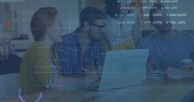 Ofiste birlikte tartışan çeşitli meslektaşlar üzerinde borsa veri işleme animasyonu. Küresel ekonomi ve iş teknolojisi kavramı