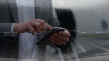 Kafkasyalı iş adamının akıllı telefon kullanarak veri işleme animasyonu. küresel iş ve dijital arayüz kavramı dijital olarak oluşturulmuş video.