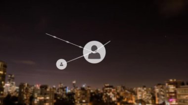Gece gökyüzüne karşı gökdelenlerin havadan görünüşü üzerinden profil simgelerinin oluşturduğu bir ağ animasyonu. Küresel ağ ve iş teknolojisi kavramı