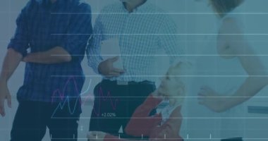 Kafkas iş adamlarının ofislerinde veri işleme animasyonu. Küresel iş ve dijital arayüz kavramı dijital olarak oluşturulmuş video.