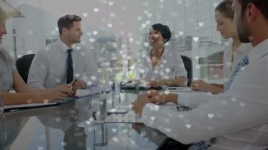 Ofisteki çeşitli iş adamları üzerinde kalplerin ve şehrin animasyonu. Küresel iş, finans, bilgisayar ve veri işleme kavramı dijital olarak oluşturulmuş video.