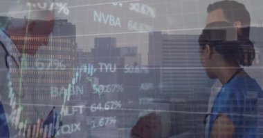 İş adamları üzerinde finansal veri işleme animasyonu. Küresel iş bağlantıları dijital arayüz ve teknoloji konsepti dijital olarak oluşturulmuş video.