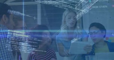 Çeşitli meslektaşların dijital tablet üzerinde tartışmaları üzerine borsa veri işleme animasyonu. Küresel ekonomi ve iş teknolojisi kavramı