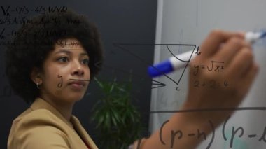 Afrika kökenli Amerikalı iş kadını üzerine matematiksel denklemlerin animasyonu. Küresel iş ve dijital arayüz kavramı dijital olarak oluşturulmuş video.