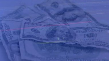 Banknotlar üzerinde veri işleme animasyonu. Küresel iş ve dijital arayüz kavramı dijital olarak oluşturulmuş video.