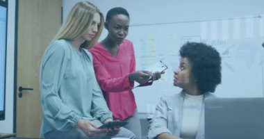 Ofiste tartışan üç farklı kadın meslektaşın istatistiksel veri işleme animasyonu. İş veri teknolojisi kavramı