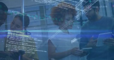 Ofisteki çeşitli iş adamları üzerinde veri işleme animasyonu. Küresel iş ve dijital arayüz kavramı dijital olarak oluşturulmuş video.