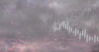 Gökyüzünde yağmur ve bulutlarla işlenen finansal verilerin animasyonu. Küresel iş, finans ve dijital arayüz kavramı dijital olarak oluşturulmuş video.