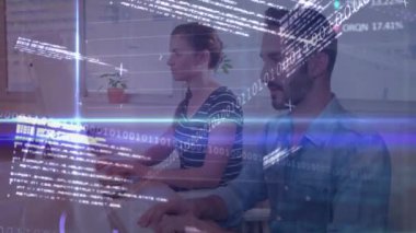 Ofisteki bilgisayarları kullanan çeşitli iş adamlarının finansal veri işleme animasyonları. Küresel iş, finans ve dijital arayüz kavramı dijital olarak oluşturulmuş video.