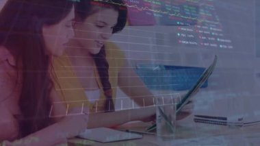 Ofiste çalışan çeşitli iş adamları üzerinde finansal veri işleme animasyonu. Küresel iş, finans ve dijital arayüz kavramı dijital olarak oluşturulmuş video.