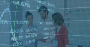 Ofisteki çeşitli iş adamları üzerinde veri işleme animasyonu. Küresel iş ve dijital arayüz kavramı dijital olarak oluşturulmuş video.