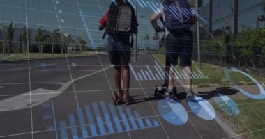 Mobiletlerle gezen çeşitli öğrencilerin finansal veri işleme animasyonları. Küresel iş, finans, bilgisayar ve veri işleme kavramı dijital olarak oluşturulmuş video.