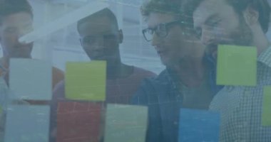 Ofisteki çeşitli iş adamları üzerinde veri işleme animasyonu. Küresel iş ve dijital arayüz kavramı dijital olarak oluşturulmuş video.