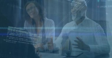 Ofisteki çeşitli iş adamları üzerinde veri işleme animasyonu. Küresel iş ve dijital arayüz kavramı dijital olarak oluşturulmuş video.