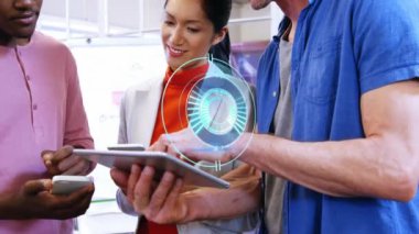 Tablet kullanan çeşitli iş adamlarının taranması animasyonu. Küresel iş, finans ve dijital arayüz kavramı dijital olarak oluşturulmuş video.