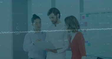 Ofisteki çeşitli iş adamları üzerinde veri işleme animasyonu. Küresel iş ve dijital arayüz kavramı dijital olarak oluşturulmuş video.