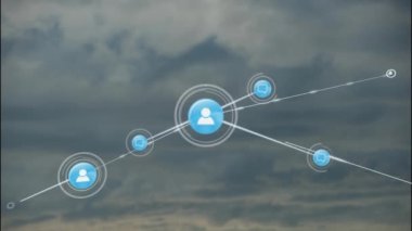 Gökyüzü üzerindeki bulutlarla bağlantı ağının animasyonu. Küresel iş, bağlantılar ve dijital arayüz kavramı dijital olarak oluşturulmuş video.